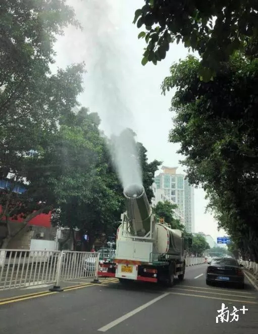 多功能抑塵車”亮相長(zhǎng)安街頭，改善空氣質(zhì)量。